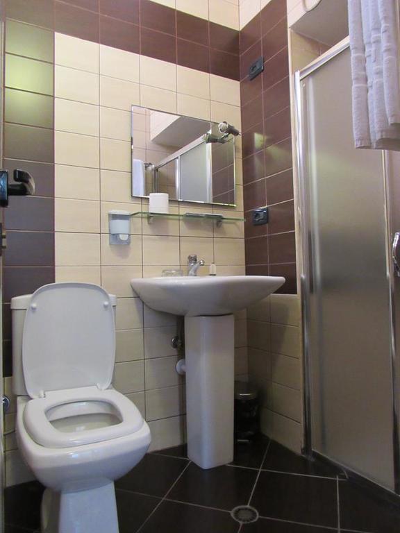 Hotel Serenity Tiranë Phòng bức ảnh
